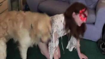 Masked bitch leaves the dog to fuck her a few rounds
