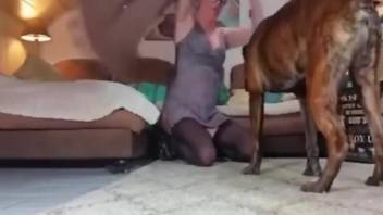 Sexy ass woman filmed when trying the dog for a few XXX rounds